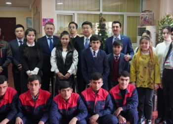 Дети-сироты получили новогодние подарки от имени Посольства Китая в Таджикистане