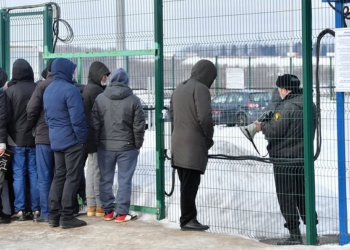 В Москве начали появляться объявления с призывами сдать мигранта в военкомат