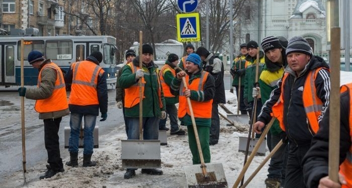 Мигрантов в России обязали уведомлять МВД о трудоустройстве в течение двух месяцев с выдачи патента