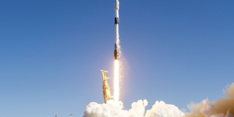 SpaceX запустила первые спутники Starlink, способные напрямую подключаться к смартфонам