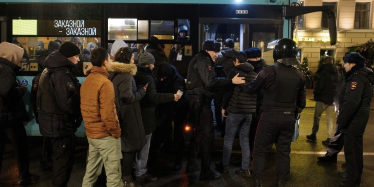 Полиция задержала три тысячи мигрантов в новогоднюю ночь в Петербурге
