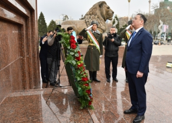 Глава МИД Казахстана возложил венок к подножию памятника Исмоили Сомони