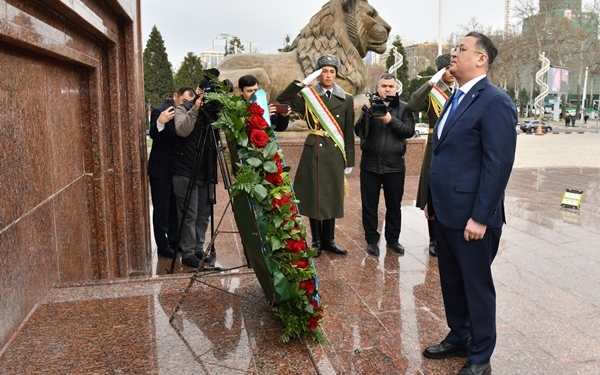 Глава МИД Казахстана возложил венок к подножию памятника Исмоили Сомони