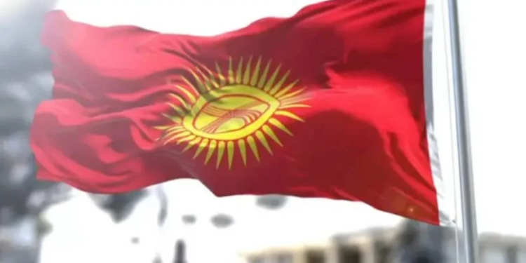 В Бишкеке впервые подняли государственный флаг нового образца
