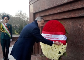 Министр иностранных дел Турецкой Республики Хакан Фидан возложил венок к подножию памятника Исмоили Сомони