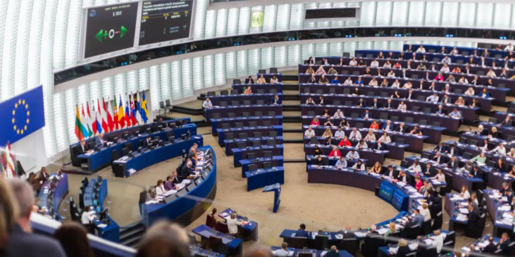 Комитеты Европарламента поддержали решение о макрофине на 50 млрд евро для Украины