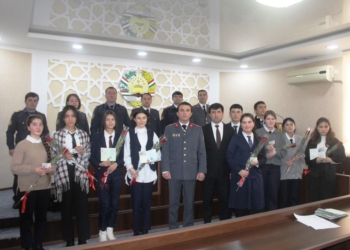 В Гулистоне состоялось торжественное вручение паспортов учащимся города