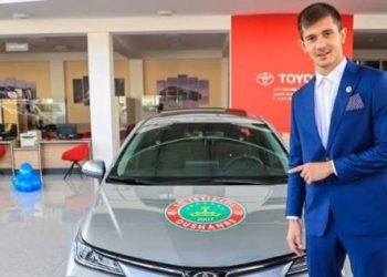 Рустаму Ятимову вручён легковой автомобиль «Toyota Carolla»
