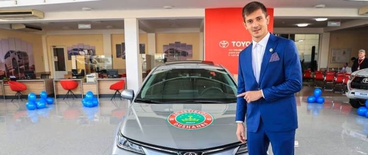 Рустаму Ятимову вручён легковой автомобиль «Toyota Carolla»