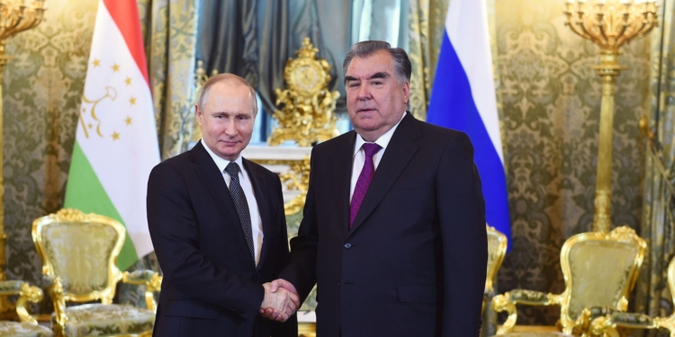 Эмомали Рахмон поздравил Путина с победой на выборах