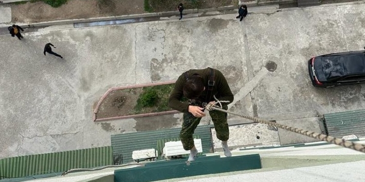 В Душанбе спасатели КЧС вызволили из запертой квартиры трехлетнюю девочку