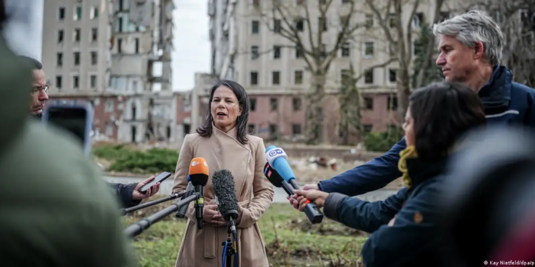 Бербок призвала рассмотреть «все средства» для помощи Киеву