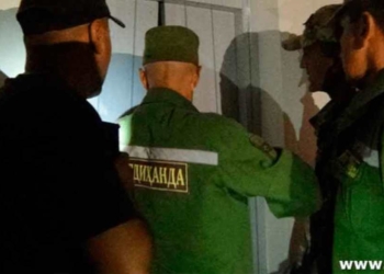 Сотрудники КЧС вызволили граждан из застрявшего лифта