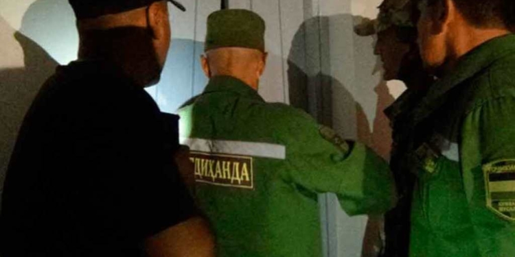 Сотрудники КЧС вызволили граждан из застрявшего лифта