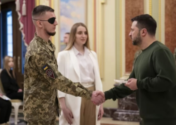 Зеленский вручил 30 сертификатов на квартиры Героям Украины и семьям погибших Героев