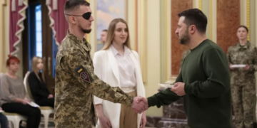 Зеленский вручил 30 сертификатов на квартиры Героям Украины и семьям погибших Героев