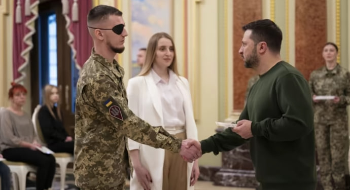 Зеленский вручил 30 сертификатов на квартиры Героям Украины и семьям погибших Героев