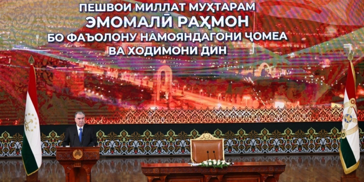 Эмомали Рахмон встретился с представителями общественности и религиозными деятелями