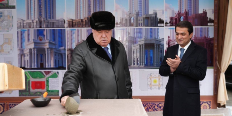 Эмомали Рахмон и Рустам Эмомали заложили первый камень в фундамент  строительства нового здания Министерства культуры РТ
