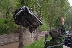 Спасатели КЧС вытащили автомашину из канала ГЭС «Варзоб»