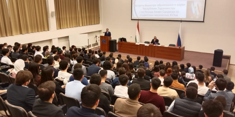 Таджикских студентов, обучающихся в вузах России, призывают к политической бдительности