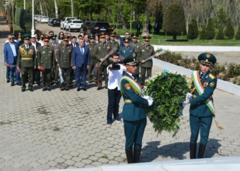 В Душанбе состоялось возложение цветов к Монументу воинам-казахстанцам