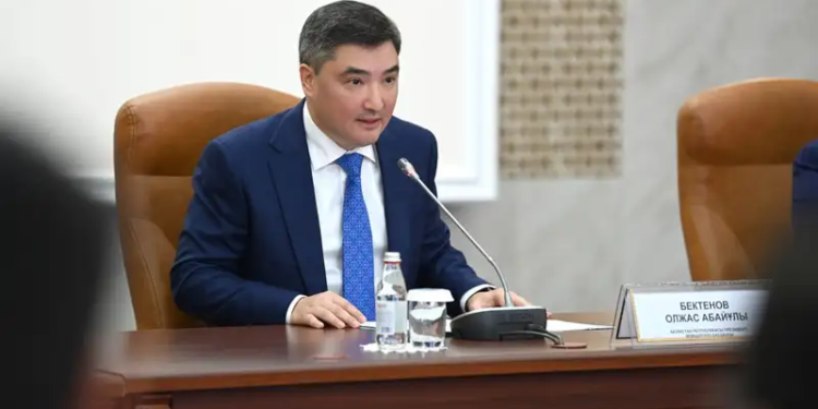 Премьер-министр Казахстана Олжас Бектенов прибыл в Республику Таджикистан с официальным визитом