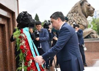 Премьер-министр Казахстана возложил венок к подножию памятника Исмоили Сомони