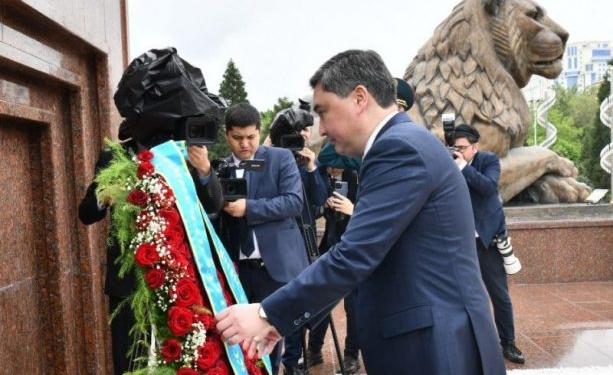 Премьер-министр Казахстана возложил венок к подножию памятника Исмоили Сомони