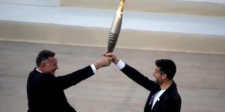 Греция передала огонь летней Олимпиады 2024 года Франции
