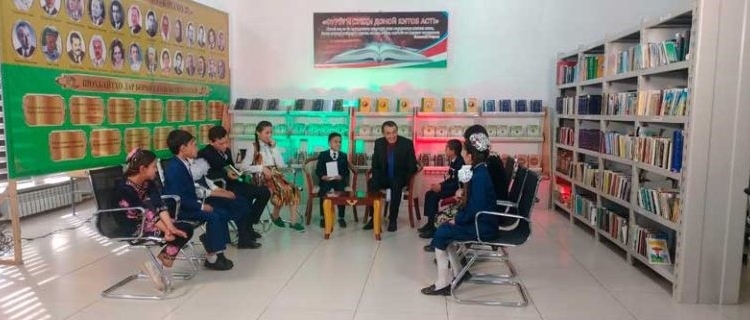 В Душанбе участников конкурса чтецов обучают мастерству рассказа веселой истории