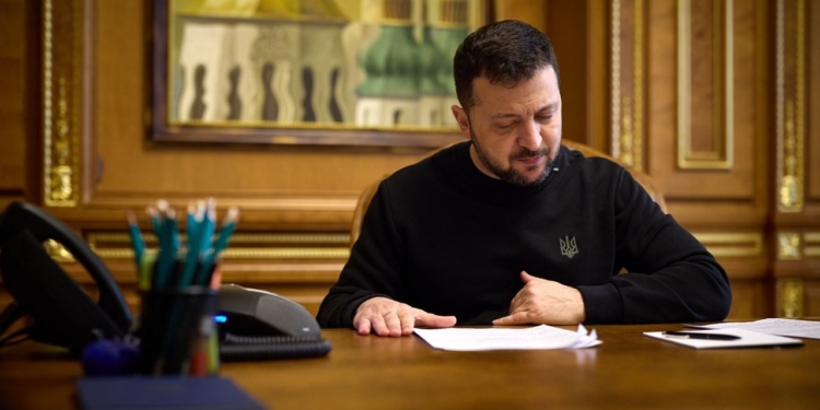 Зеленский подписал законопроект о мобилизации в Украине
