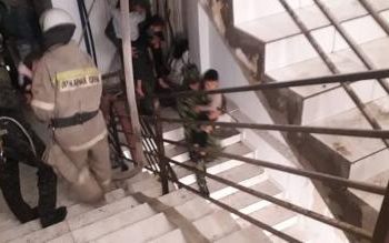 В Кулябе спасатели КЧС эвакуировали из горящего дома 20 человек