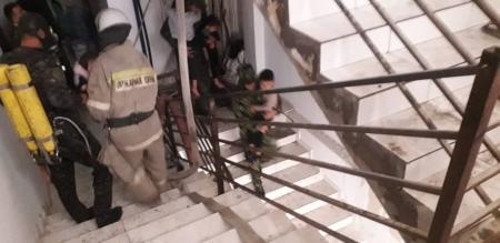 В Кулябе спасатели КЧС эвакуировали из горящего дома 20 человек