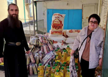Таджикские предприниматели передали продукты православной церкви в Худжанде