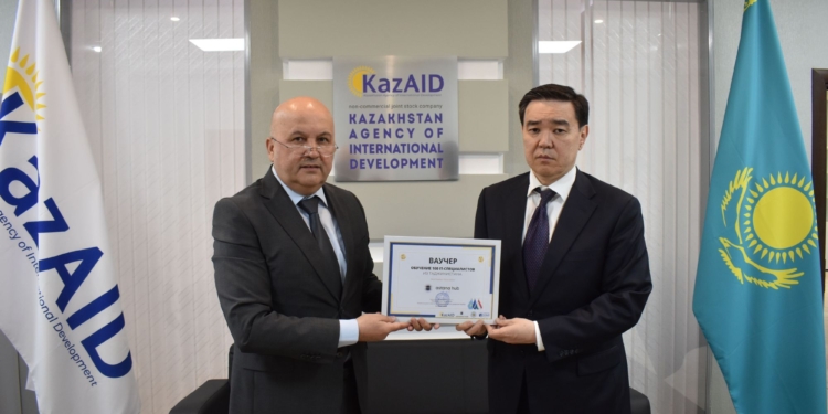 Казахстан передал Таджикистану 100 квот на обучение IT-специалистов