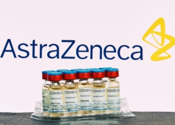 AstraZeneca признала в суде, что ее вакцина может вызвать образование тромбов