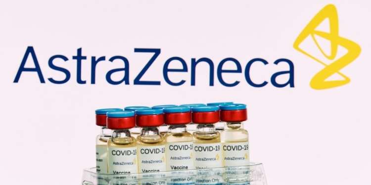 AstraZeneca признала в суде, что ее вакцина может вызвать образование тромбов