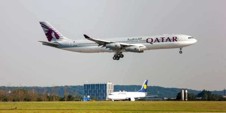 12 человек на рейсе авиакомпнии Qatar Airways пострадали из-за турбулентности