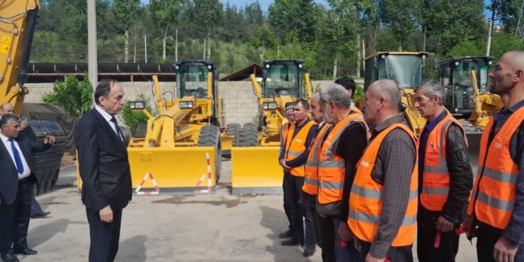 Автодорожники Рашта и Куляба получили новую современную технику
