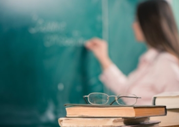 В таджикских школах разрешили преподавать студентам последних курсов вузов