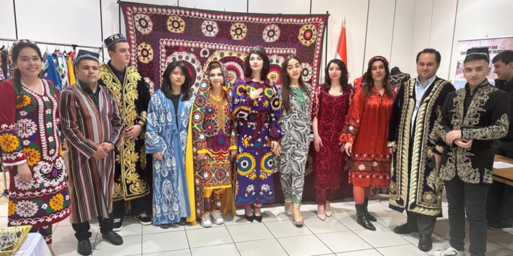 Таджикская национальная одежда представлена на выставке EXPO в Лондоне