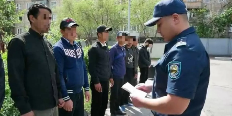 Полиция Казахстана депортировала 16 мигрантов из Таджикистана и Узбекистана