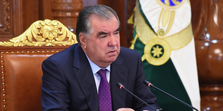 Эмомали Рахмон уволил судью за «поступок, порочащий честь»