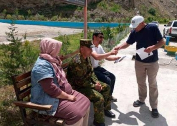 Спасатели Хорога патрулируют водоемы и проводят разъяснительные беседы с отдыхающим