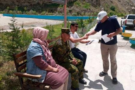 Спасатели Хорога патрулируют водоемы и проводят разъяснительные беседы с отдыхающим