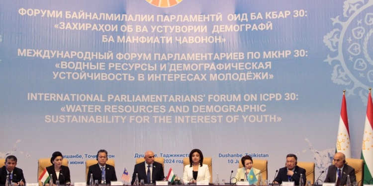 Парламентарии из более 20 стран обсуждают в Душанбе водные проблемы