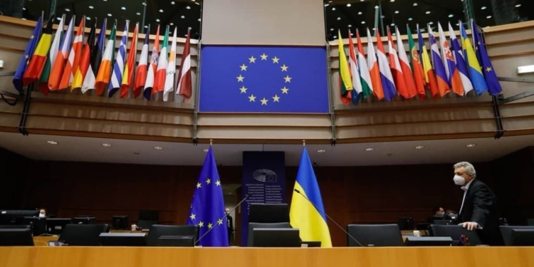 Еврокомиссия порекомендует начать переговоры с Украиной о вступлении в ЕС в этом месяце,