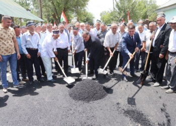 Жители и власти Аштского района совместно асфальтируют дороги