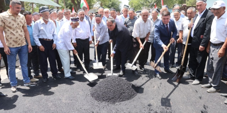 Жители и власти Аштского района совместно асфальтируют дороги